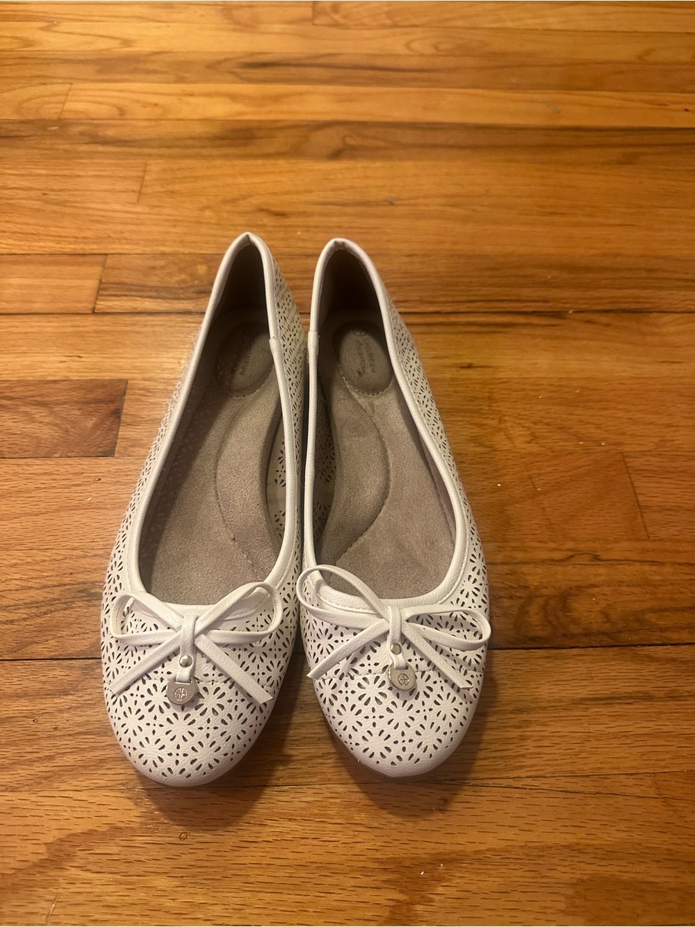 Women's Leather White Laser-Cut Ballet Flats with Bow Size 9